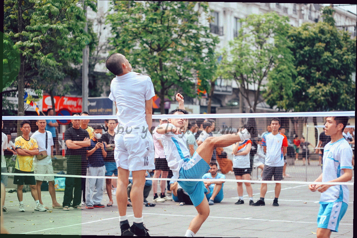 会议桌一角，笔记本与两支笔摆放整齐，画面右侧留出空白